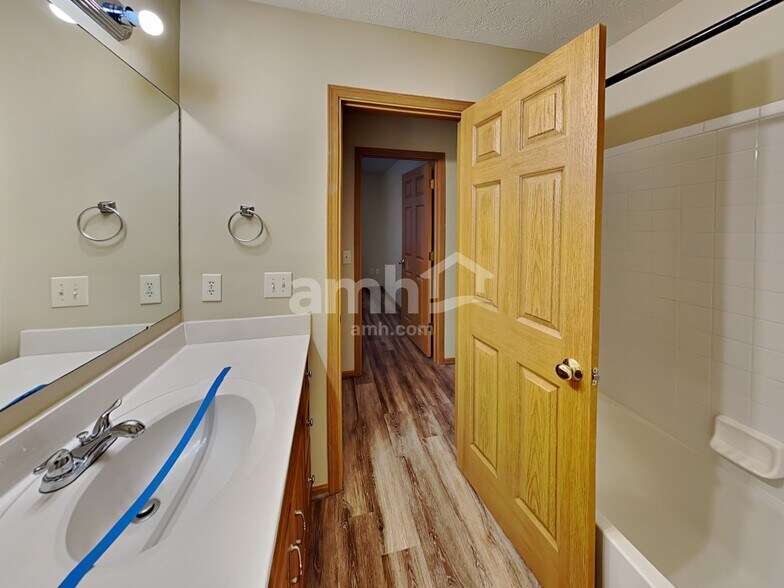 Building Photo - 353 W Hunters Dr