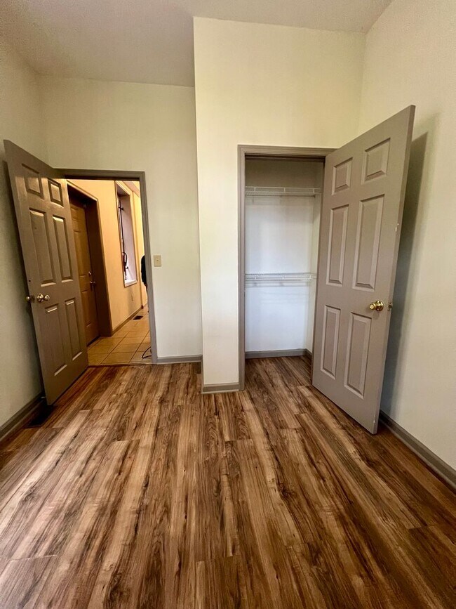 Building Photo - Spacious 4-Bedroom Townhome Near Temple! Available NOW!