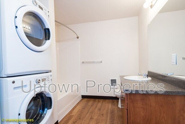 Building Photo - 4775 SW Franklin Ave