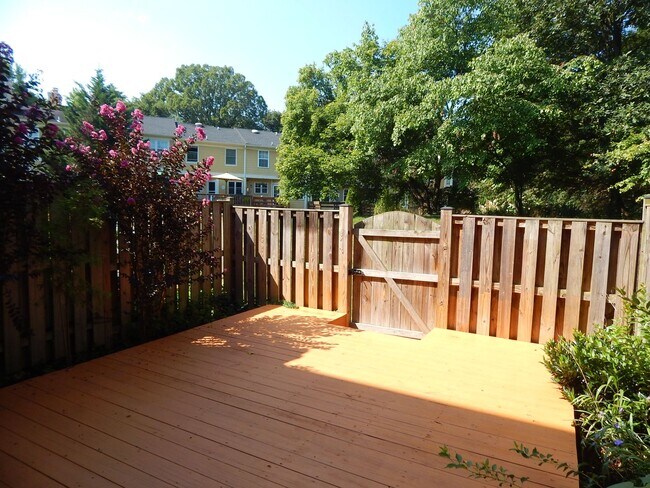 Building Photo - Cozy TH in Great Alexandria Location!