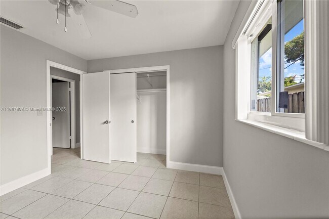 Building Photo - 1402 SW 9th Ave