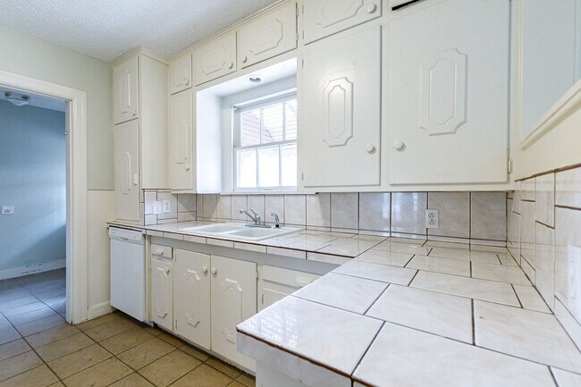 Building Photo - 3 bedroom less than 1 mile from Tech