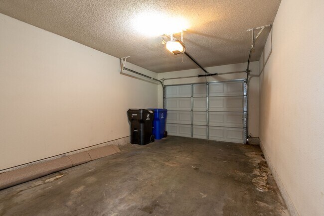 Building Photo - Beautiful  3 Bedroom, 2.5 Bath Condo in Canterbury!