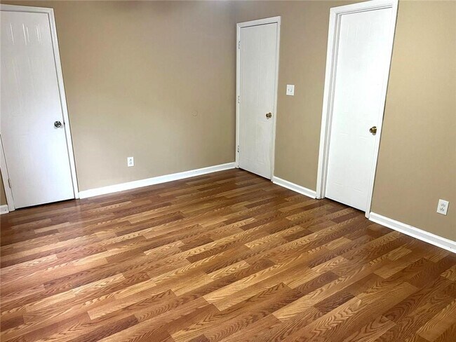 Building Photo - 8019 Woodlake Dr