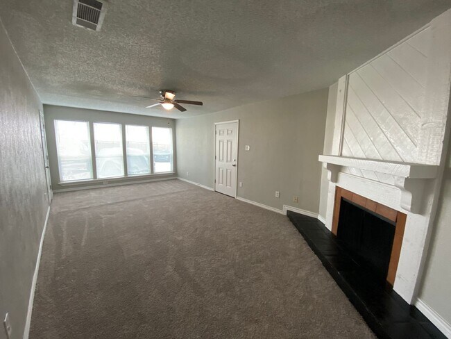 Building Photo - Charming Unit with Vaulted Ceilings & Fire...