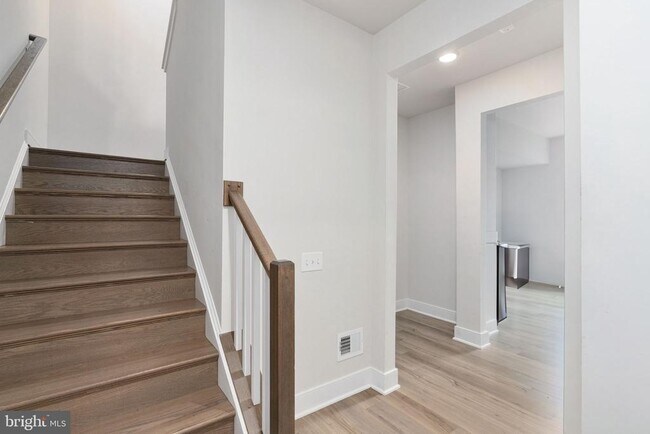 Building Photo - 1747 Riverbluff Ave