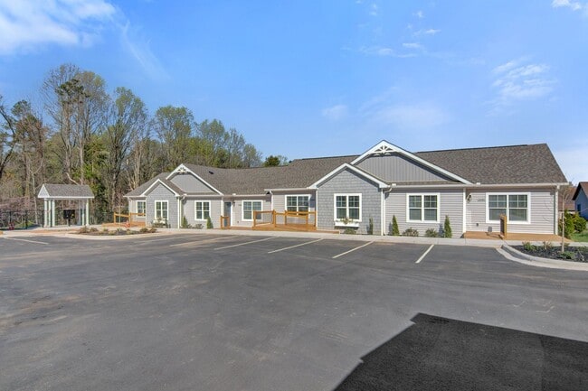 Building Photo - Modern 2-Bed, 2-Bath Single-Level Townhome in Conover – Pet-Friendly Community!
