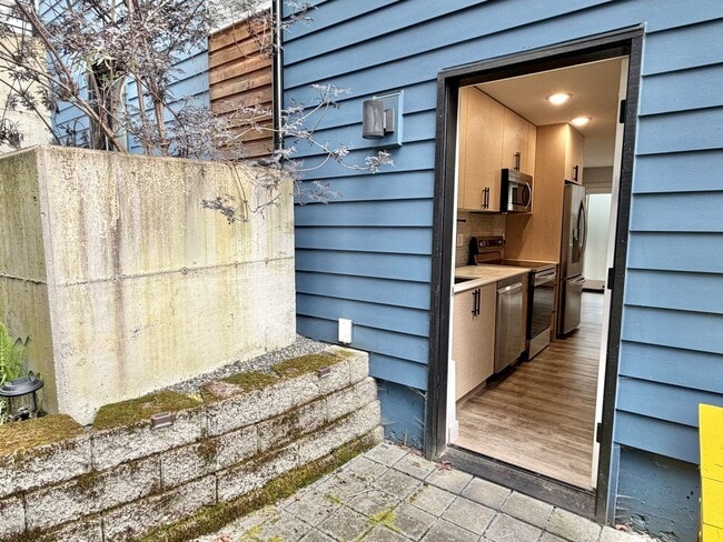 Building Photo - Upscale 3-level Modern Townhome in desired Delridge Neighborhood! Available Now!