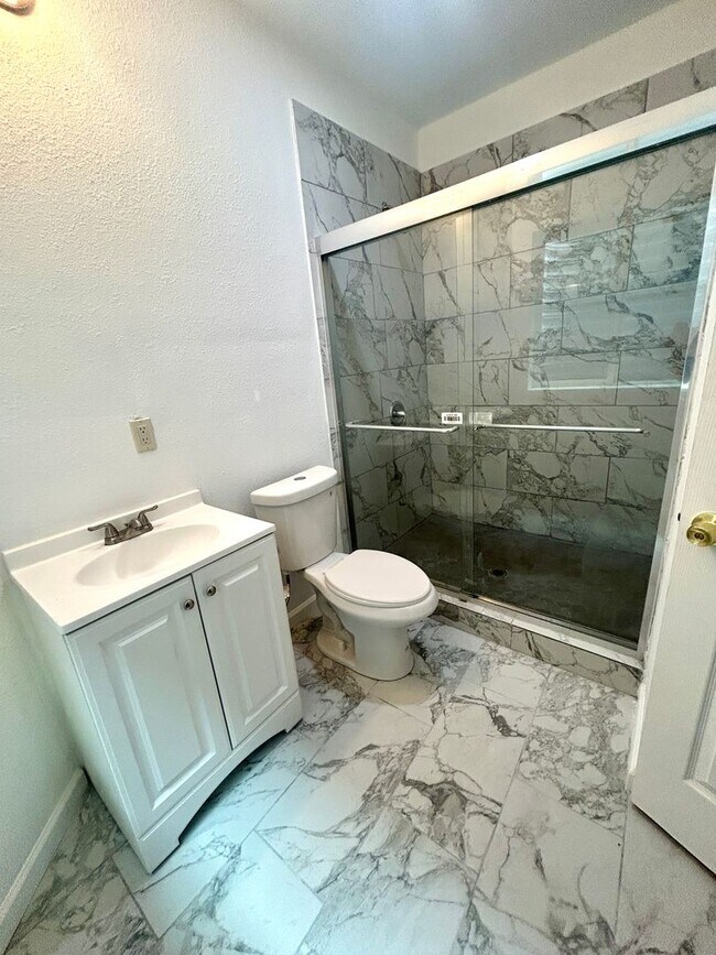 Building Photo - Beautiful 5-bedroom House in the Saddle Rock Area