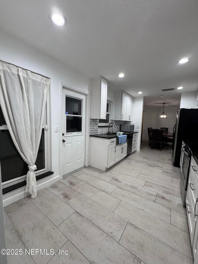 Building Photo - 7335 Floral Ridge Dr