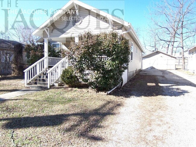 Building Photo - 1025 S Stewart Ave