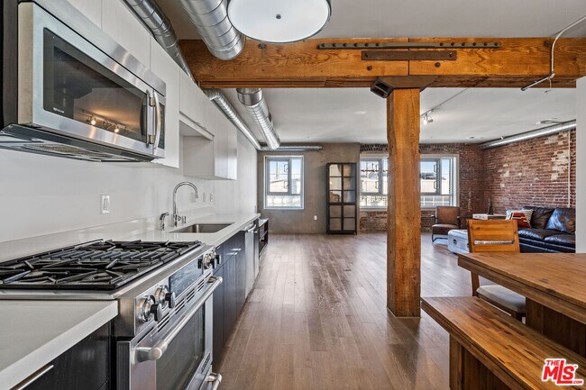 Building Photo - 527 Molino St