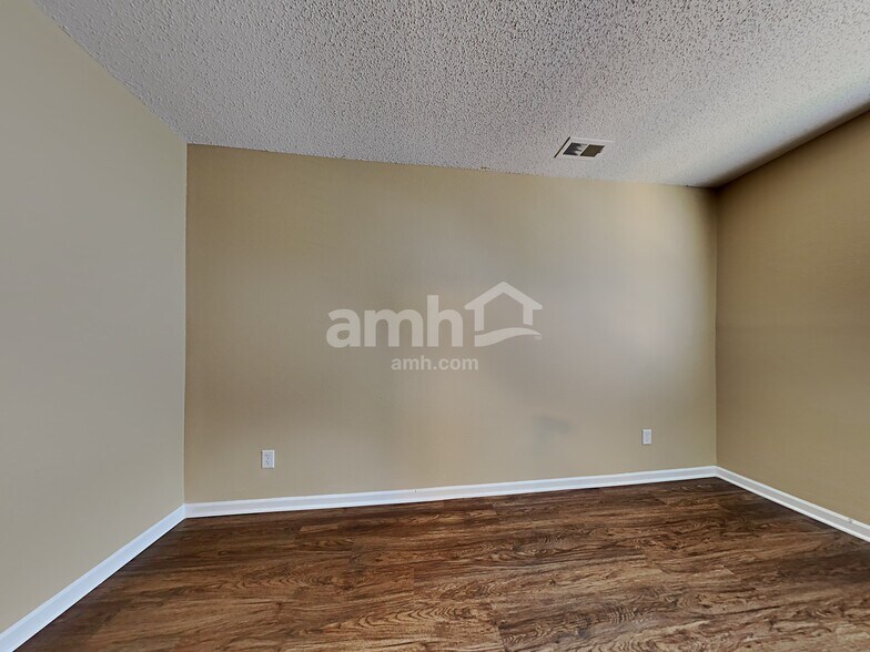 Building Photo - 10981 Clear Spring Dr