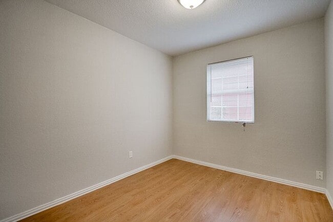 Building Photo - No Application Fees* $500 off 1st months r...