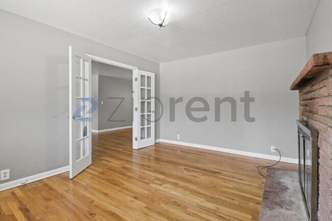 Building Photo - Unit