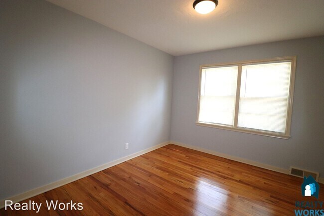 Building Photo - 3 br, 1 bath House - 410 N Cotner Blvd