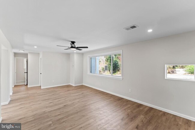 Building Photo - 5004 Barnaby Ln