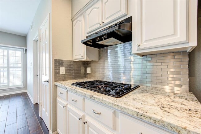 Building Photo - 25 Fairway Oaks Pl