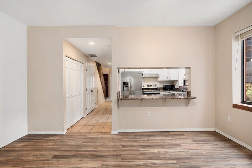Eating space and a breakfast bar! - 1512 Larimer St