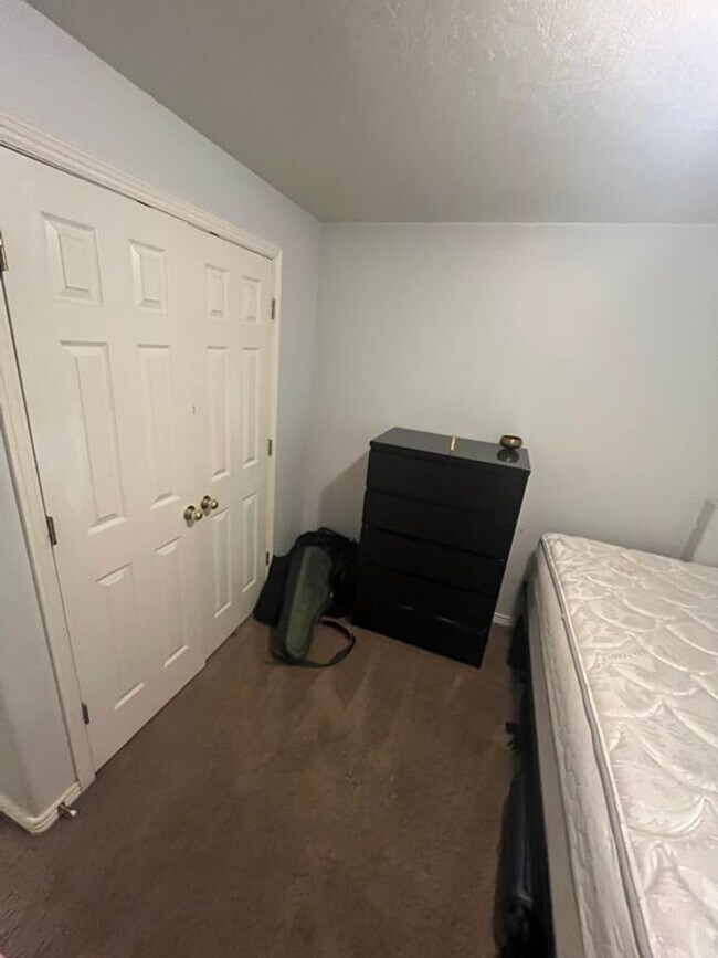 Building Photo - Bedroom Available in Provo