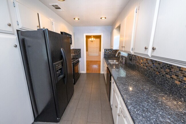 Building Photo - 3BR/2BA home with bonus room & additional ...