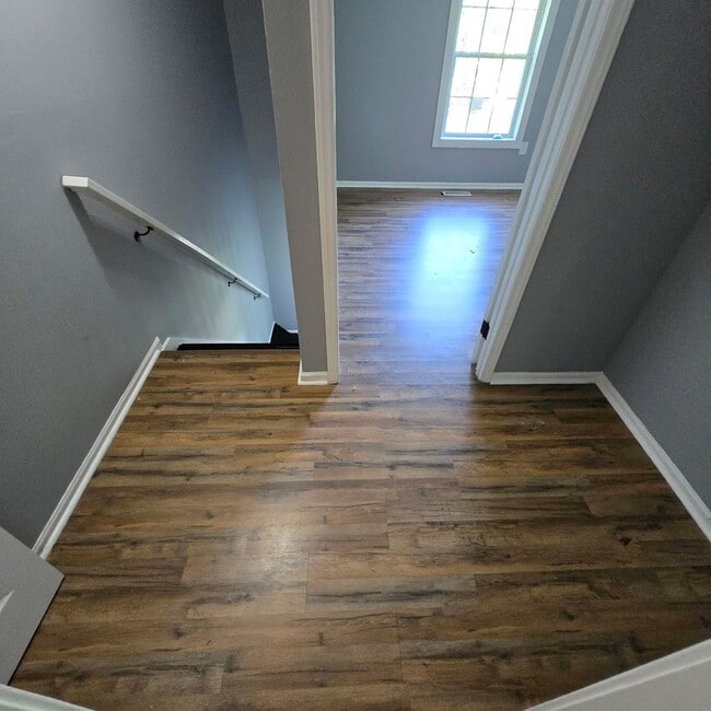Building Photo - Available NOW— 2 bd/1.5ba townhome near Do...