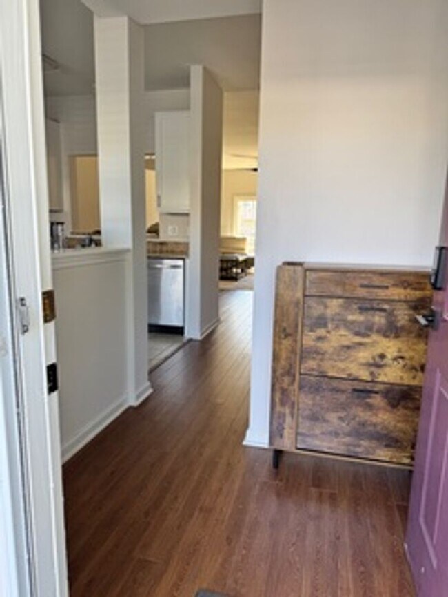 Building Photo - Wonderful townhome in Perfect Location