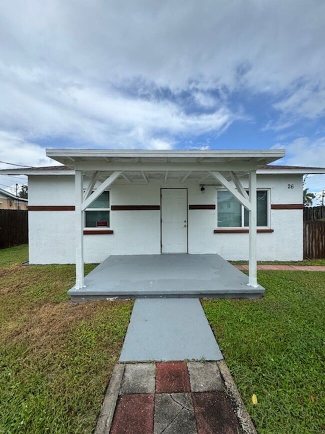 Building Photo - Cozy updated 1 bedroom with washer and dryer