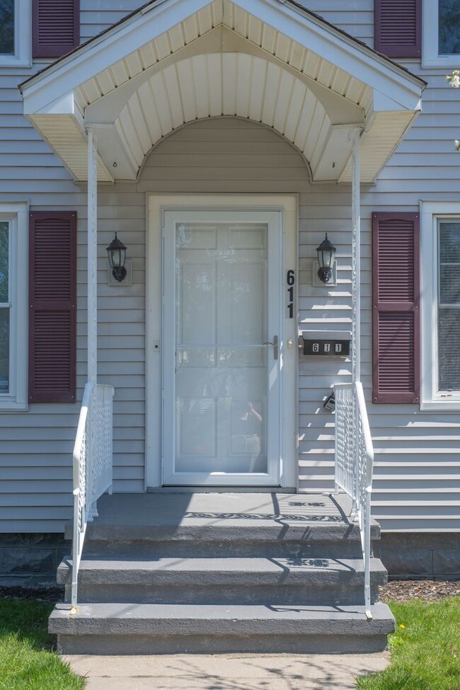 Building Photo - Charming 3 bedroom