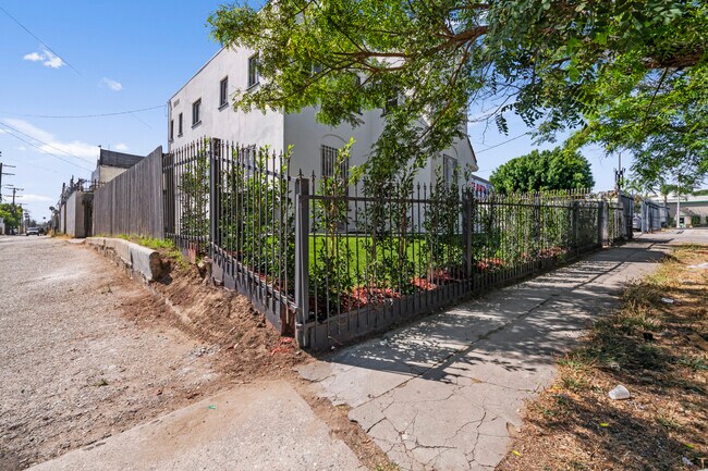 Building Photo - 1905 S Orange Dr