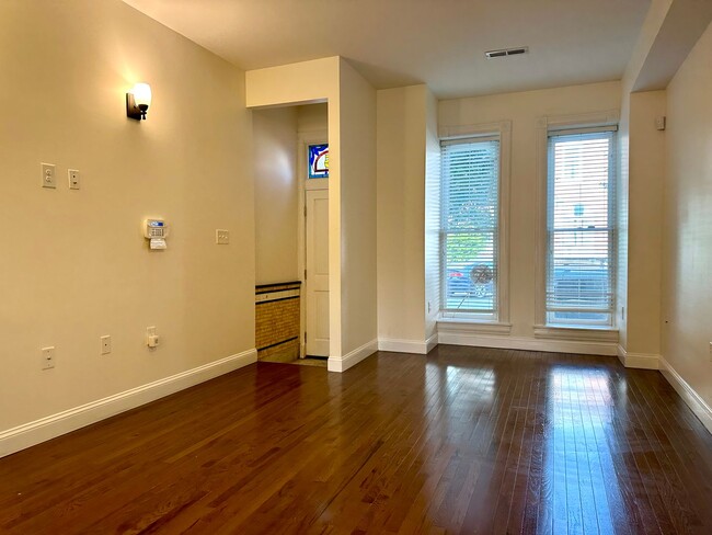 Building Photo - Charming  2Bed/2Bath in Patterson Park