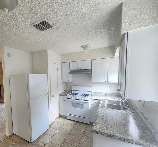 Building Photo - 3408 Lynridge Dr