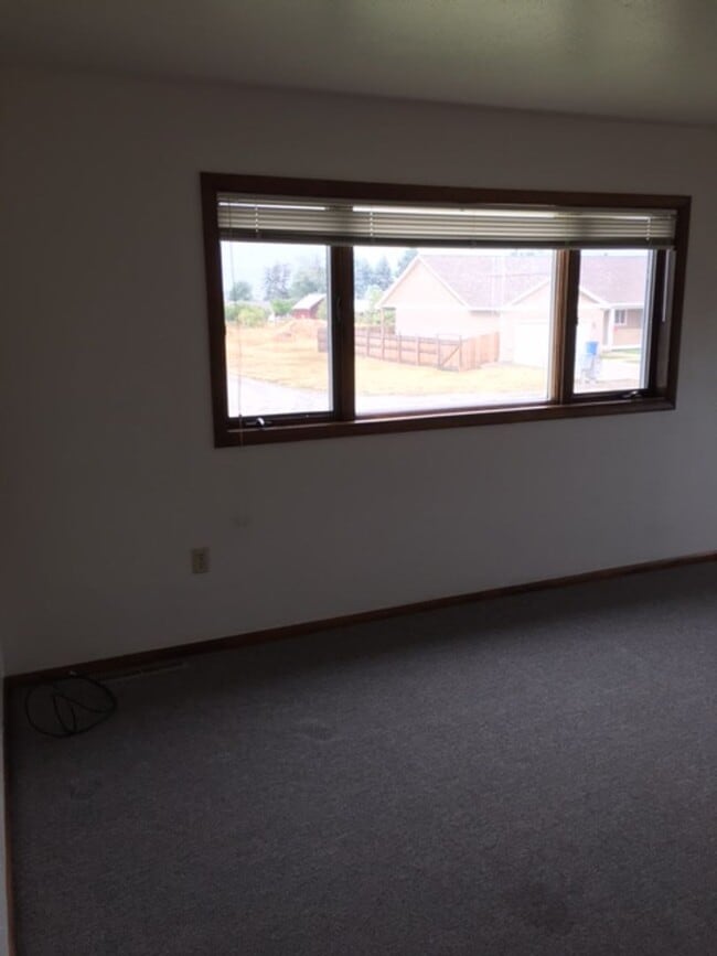 Building Photo - 102 E Cascade Ave