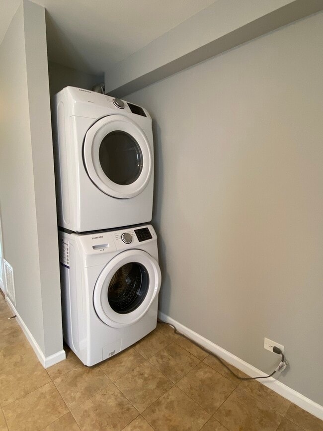 Building Photo - 623 Robin Ct