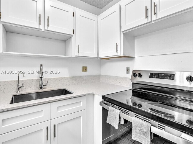 Building Photo - 13500 NE 3rd Ct