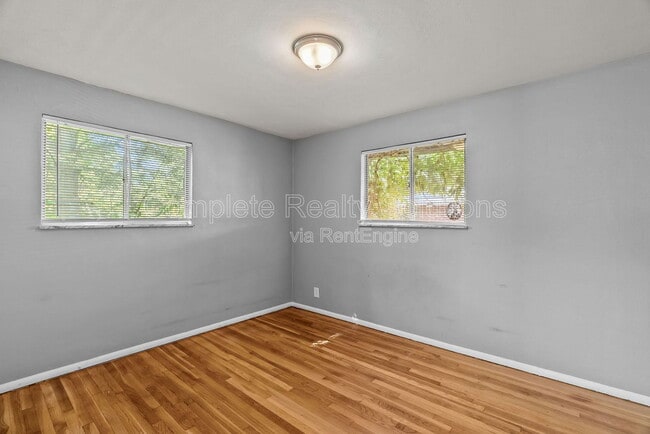 Building Photo - 1216 Lakeview Ave