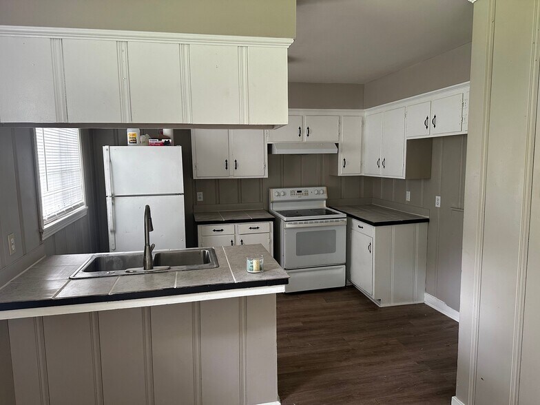 Building Photo - 5802 Highland Dr