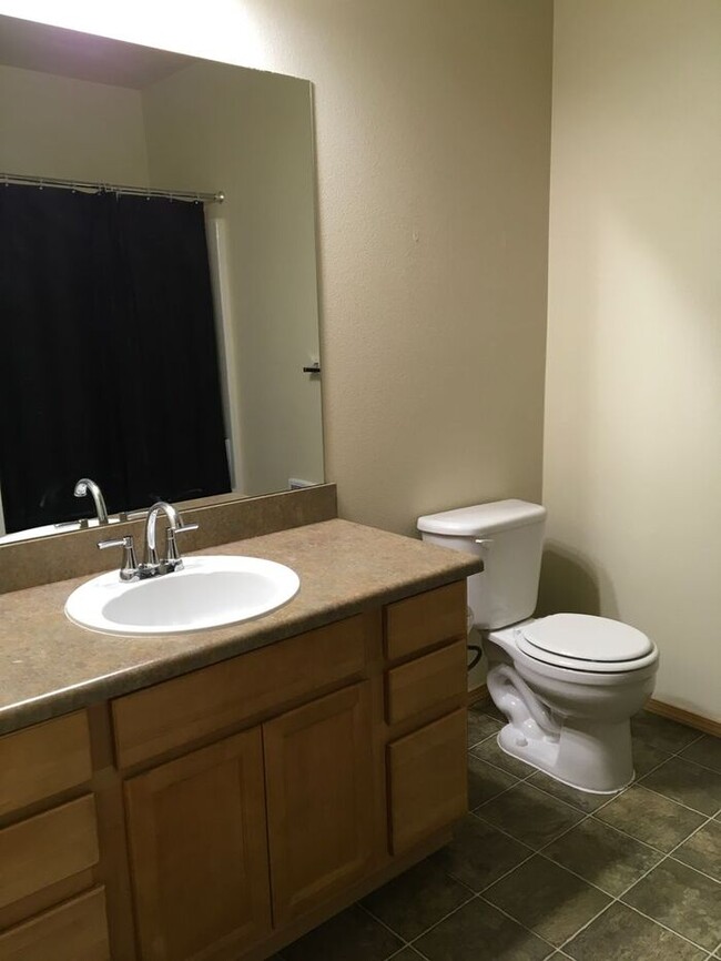 Building Photo - AVAILABLE NOW Spacious condo near shopping