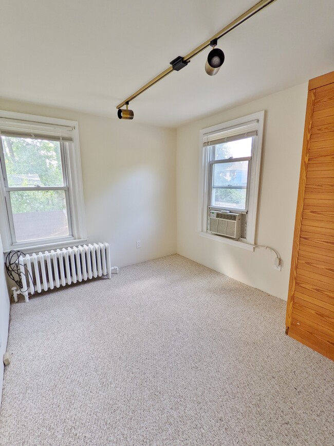 Building Photo - 943 Glenbrook Ave