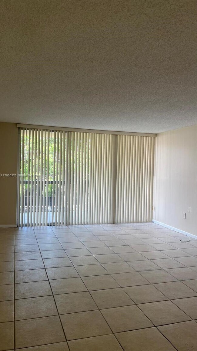 Building Photo - 10625 SW 112th Ave
