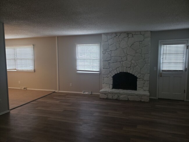 Building Photo - 1333 Meadowbrook Cir