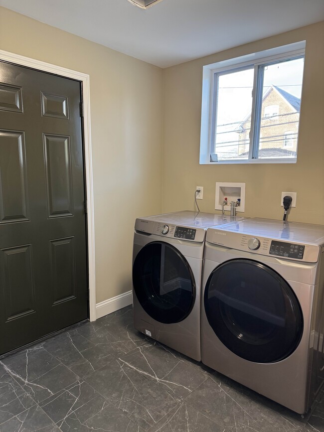 Laundry area - 604 N Augusta Ave