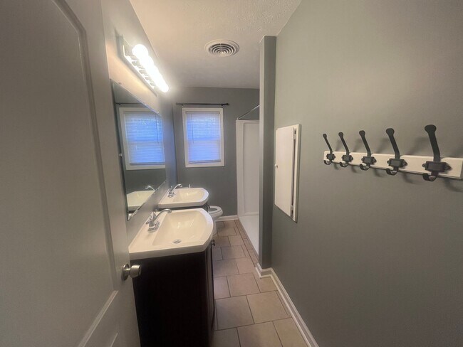 Building Photo - Lovelaceville Road