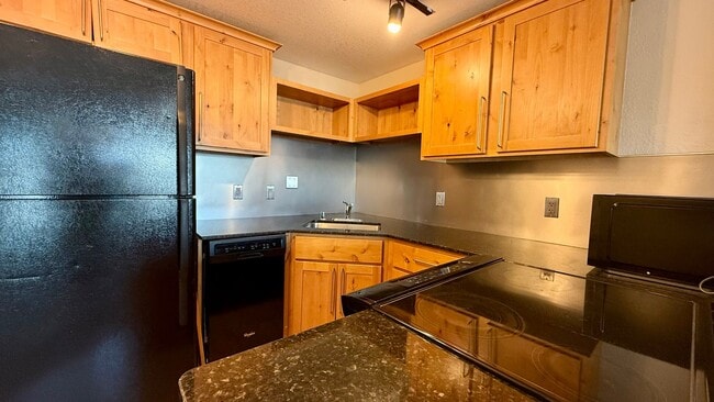 Building Photo - Beautiful Apartment on E Kiowa- all utilities included!!