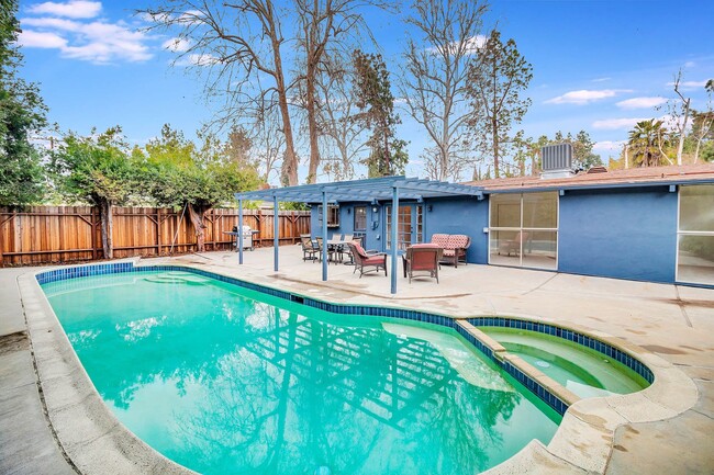 Building Photo - Stunning Woodland Hills Pool Home – South ...