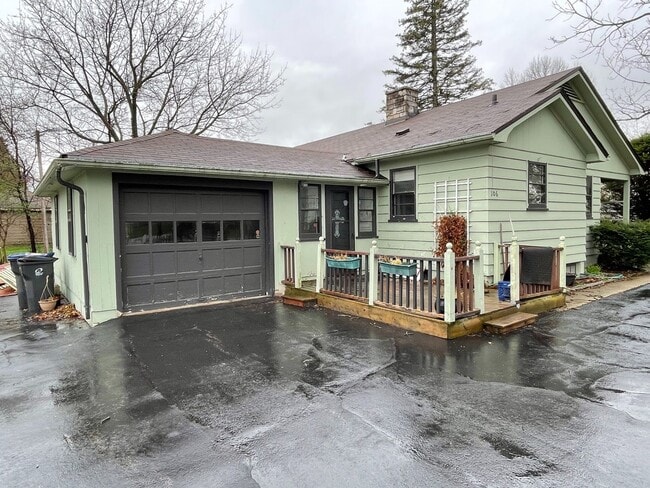 Building Photo - Hartland Single Family Ranch Home, 3 Bed, 1.5 Bath, Attached Garage