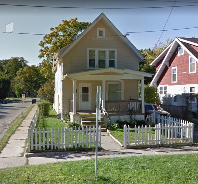 Building Photo - 822 Dewey Ave