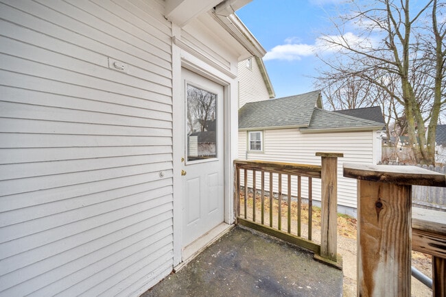 Building Photo - 1033 Helen St NE