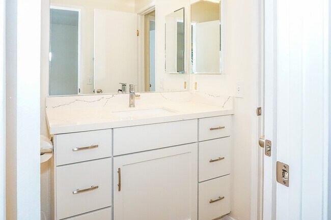 Building Photo - Detached home centrally located in Linda V...