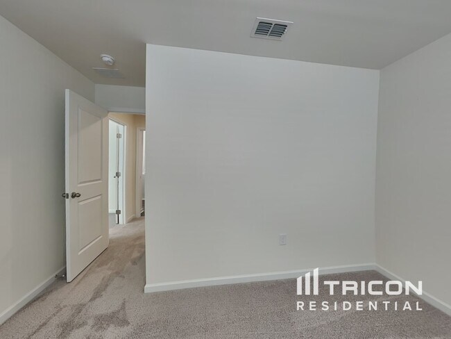 Building Photo - 1056 Large Poppy Dr